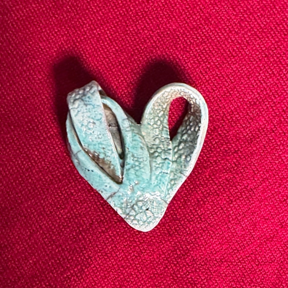 Elegant Textured Heart Brooch - Green and Cream